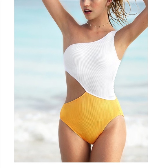 Cupshe Other - Cupshe one piece swim suit size small NWT